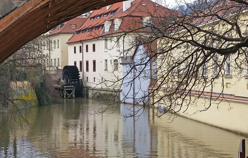 pequeña venecia en Praga con rueda de agua en el fondo
