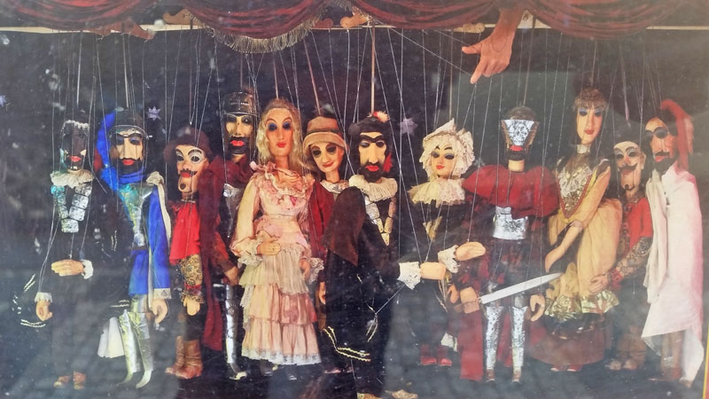 the cast of opera don giovanni as marionettes on stage