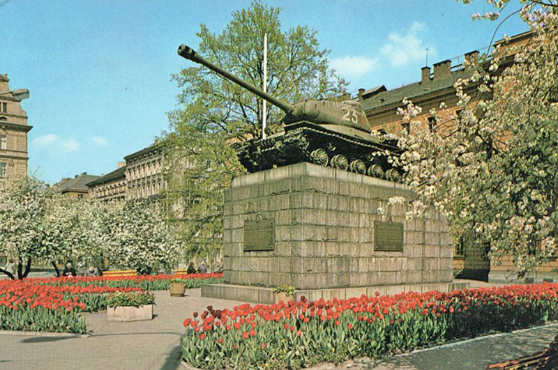 postcard showing the soviet tankers memorial tank 23 in prague