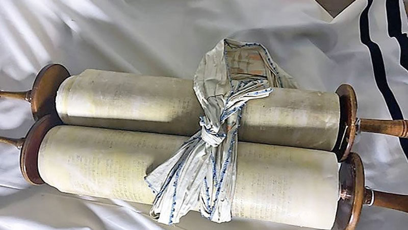 Seeing the Differences in Torah Scrolls