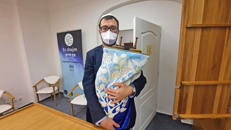 rabbi david maxa holding memorial scrolls trust scroll 1052 at the ec chajim synagogue in prague