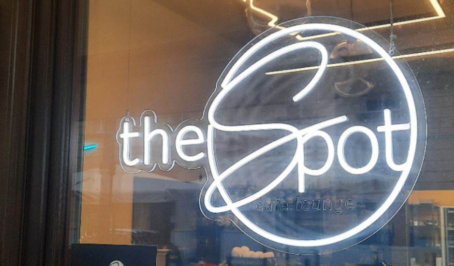 The Spot Cafe Lounge neon sign at Dlouha 13