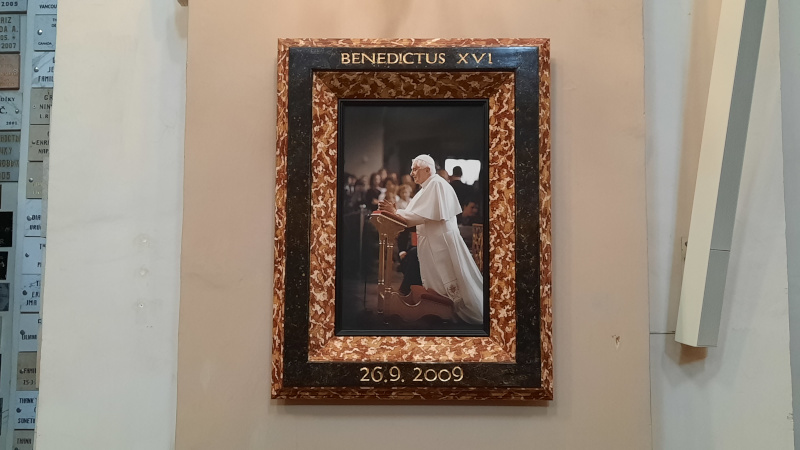 photograph of pope benedict xvi praying to the infant jesus of prague