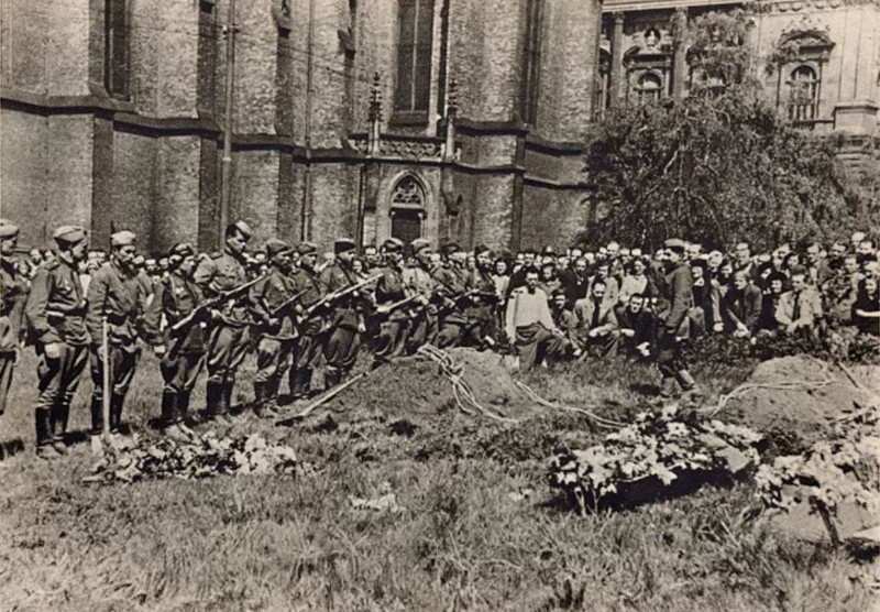 red army soldiers buried in prague peace square may 20th 1945